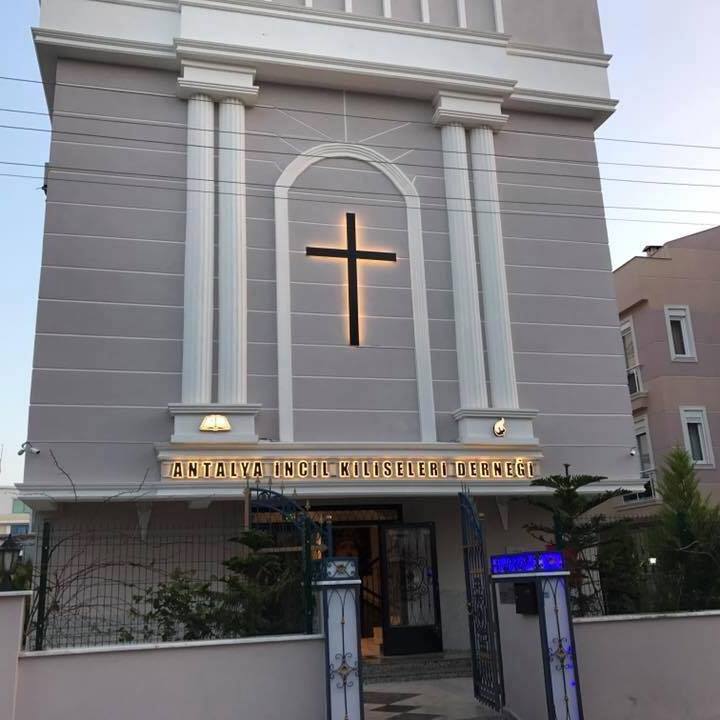 Kilisenin toplumdaki ideal rolü nasıl olmalıdır?